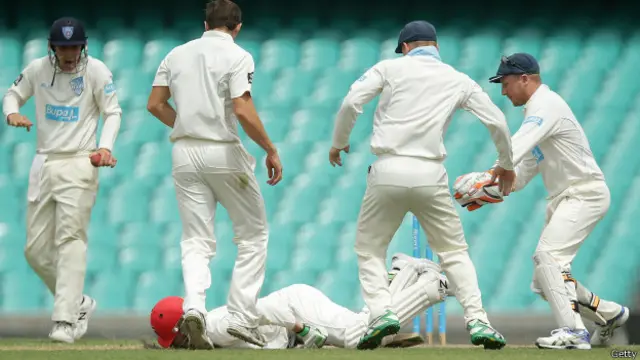 جب ہیوز کے سر پر گیند لگی تو وہ پہلے گھٹنوں پر جھکے اور پھر منھ کے بل زمین پر گر پڑے