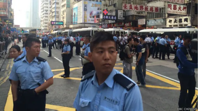 香港警方出動六千警力，協助執達主任執行法院禁制令（BBC中文網記者陳志芬攝影）。