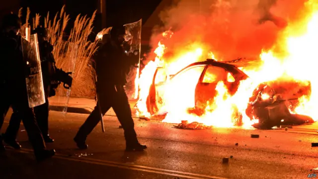 معترضان تعدادی خودرو و ساختمان‌ را آتش زدند