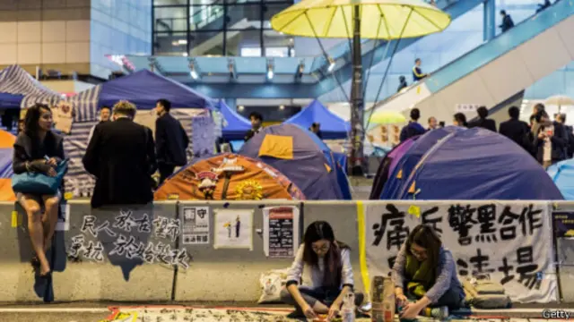 به گفته مقامات محلی، صاحبان فروشگاه‌های محل تحصن وجود چادرها را مانع کسب و کار خود توصیف کرده بودند