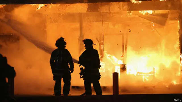 福格森消防员在一家被放火的餐厅扑火(24/11/2014)