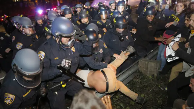 Polisi menangkap pengunjuk rasa