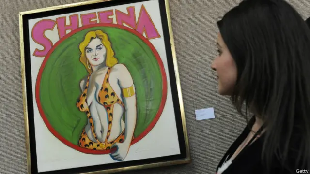 Una persona admira una obra de Mel Ramos