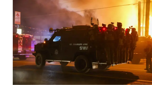 Kasabada silah sesleri dün gece başladı. Öte yandan, yetkililer polisin ateş açmadığını iddia etti.