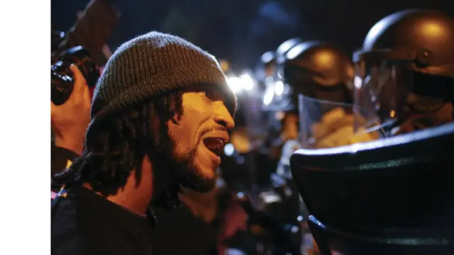 Gösteriler, öldürülen Michael Brown'ın ailesinin çağrısıyla, barışçıl bir şekilde başladı.