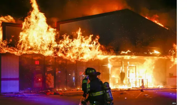 Ancak göstericilerin bir pizza restoranı ve güzellik salonu dahil dükkanları ve iş yerlerini ateşe vermeleriyle, çatışmalar sertleşti.