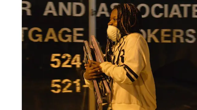 Protestolar büyüdükçe, kasabada yağmalamalar başladı.