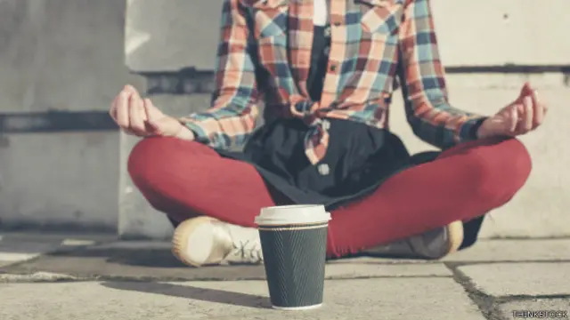 Una persona meditando en la calle