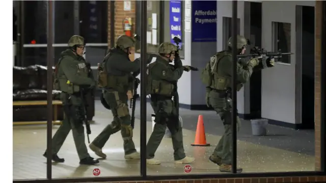 Güvenlik güçleri, 'dükkanları ve iş yerlerini korumak amacıyla' harekete geçti.