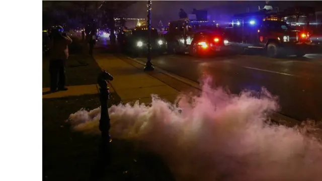 Polis, gösterileri dağıtmak amacıyla göz yaşartıcı gaz kullandı.