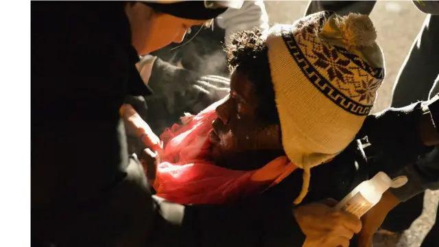 Göstericilerden bazıları, yetkililerin Ulusal Muhafızlar'ı kasabaya konuşlandırmasını ve polisin göz yaşartıcı gaz kullanmasını eleştirdi ve müdahalenin gereğinden fazla sert ve acımasız olduğunu belirtti.