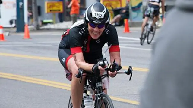 McKee pratica ciclismo, corrida e natação e vê vantagens na velhice