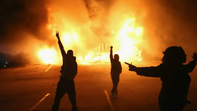 مظاهره کونکو پر پولیسو د ښیښه يي بوتلونو ګوزارنه کول، پولیسو یې پر اوښلن غاز ځواب ورکاوه.