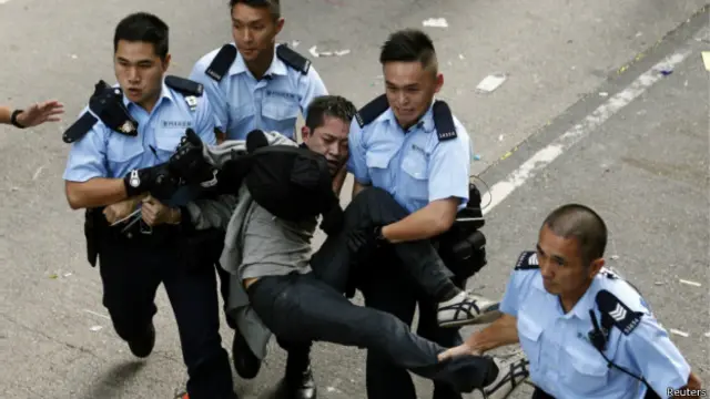 香港警方称，在清场过程中有32人被捕，包括27男5女。