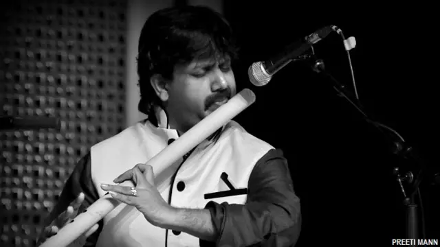 बांसुरी वादक अजय प्रसन्ना, सुगतो भादुड़ी (मैन्डोलिन) और रफीउद्दीन साबरी (तबला).