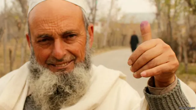 मतदान करने के बाद बाहर निकले मोहम्मद तैयूब ख़ान की तस्वीर