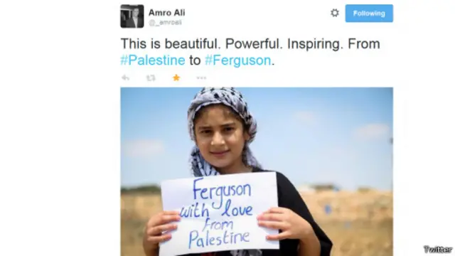 كتب على اللافتة: إلى فيرغسون، بالحب من فلسطين.