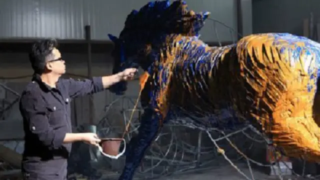 سيمون ما وهو مصمم وفنان من شنغهاي يستخدم الطلاء لتحفيز وتشجيع موظفيه