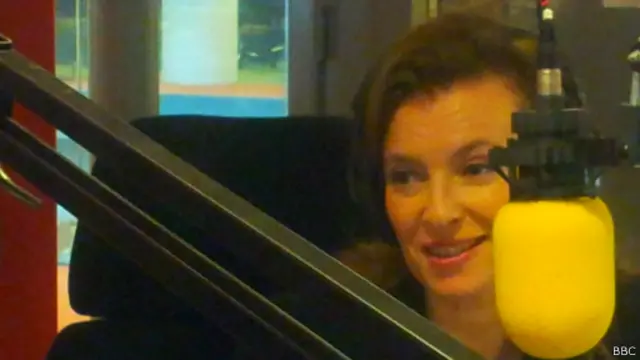 VT : "Je ne suis pas du tout spécialiste de cela, mais il y a deux jours, j’ai reçu un appel de l’épouse de l’ancien président du Mali, Traoré, parce que nous sommes restées liées. Elle me demandait : "Est-ce que tu peux m’aider à trouver des antiseptiques et des médicaments pour m’aider à lutter contre Ebola, cela n’arrive pas ?". J’ai commencé à solliciter des laboratoires pharmaceutiques, avec mes petits moyens d’action, n’ayant pas moi-même de fondation ou d’association. Je vais essayer d’aider. Peut-être qu’il y a eu une mauvaise coordination mondiale, mais je ne peux pas juger de ce qui se passe".