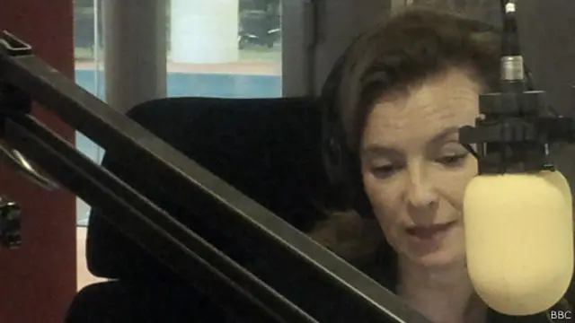 VT : "Etre première dame, c’est accompagner le président et être au service des Français dans un autre domaine. A l’Elysée, nous avons fait beaucoup de choses pour le Mali, pour la RDC, et pour la France également. Et c’était du bénévolat. A côté de cela, moi, j’avais besoin de travailler pour élever mes fils qui ne vivaient pas aux frais de l’Etat. Je me suis battue pour ça. Vous vous rendez compte si j’avais abandonné mon travail ? Dans quelle situation j’aurais été, là, au mois de janvier, lorsque le président a mis fin, comme ça, d’un seul coup, à notre relation ? Heureusement que j’ai gardé mon travail. Et c’est pour cela que j’encourage les femmes à rester indépendantes financièrement, car on ne sait jamais ce que la vie nous réserve, jamais".