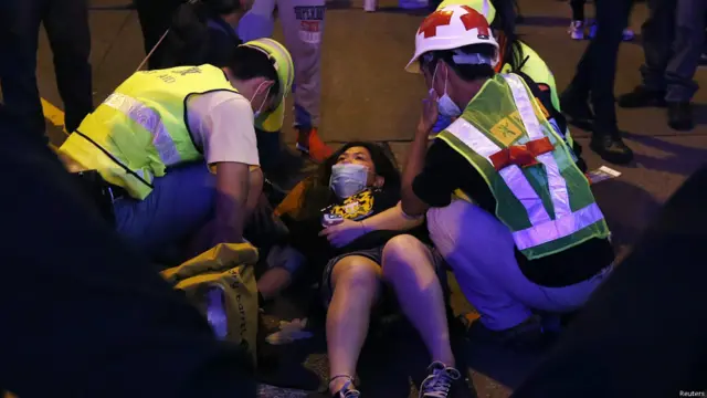 旺角的一名示威者在与清场的防暴警察发生冲突后接受治疗。