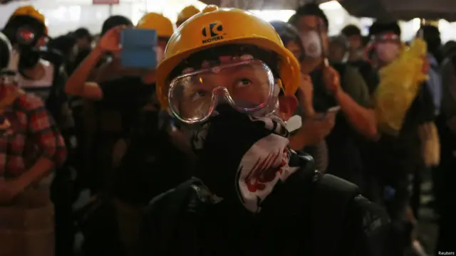 一些抗议者戴上防护眼镜保护自己。 