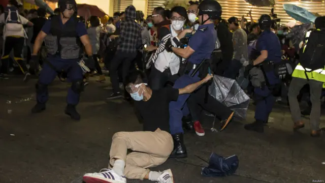 亲民主的抗议者在警察清场时与之发生冲突。