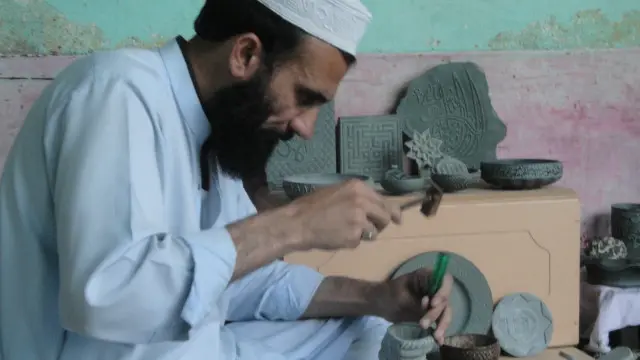 سوات سے تعلق رکھنے والے محمد قیوم فہیم بھی چترکاری کے ان ماہر کاریگروں میں شمار ہوتے ہیں 