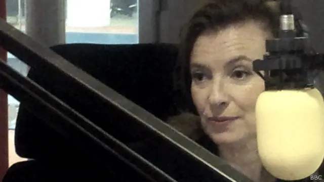 VT : "C’est une vraie question. C’est vrai que dès le début j’avais dit : je ne serai pas une potiche. Et à l’époque cette phrase avait beaucoup choqué. Mais pourquoi ? Cela veut dire que dès le départ, on attendait de moi que je n’aie pas le droit à la parole, et j’ai été beaucoup choquée de cela. J’aurais été la seule femme en France à ne pas avoir le droit de travailler, le droit de parler ? Et même aujourd’hui, je ne suis plus rien et je n’aurais toujours pas le droit de parler ? Au nom de quoi ? On nous dit "si elle avait été digne, elle serait restée silencieuse". Au nom de quoi ? Au nom de quoi une femme digne est une femme qui se tait ? Au contraire, je pense que pour faire avancer la cause des femmes, il faut accepter de parler et de raconter les choses. C’est ce que j’ai fait à travers mon livre, et je ne pense pas avoir outrepassé ce qui peut être considéré comme digne.