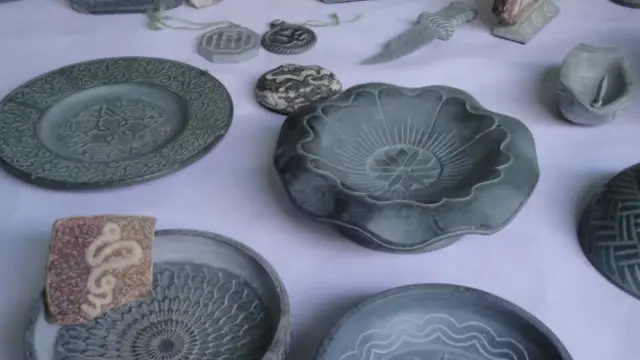 وادئ سوات میں پتھروں پر فن پارے تخلیق کرنے کا کوئی شو روم یا دکان تو نہیں ہے تاہم اس فن سے دلچسپی رکھنے والے افراد کی بڑی تعداد محمد قیوم کی دکان پر ان فن پاروں کو دیکھنے کے لیے آتے ہیں