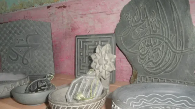 چتر کاری ایک محنت طلب اور کل وقتی کام ہے جس میں ایک فن پارے کو تخلیق کرنے میں بعض اوقات ہفتے اور مہینے لگ جاتے ہیں