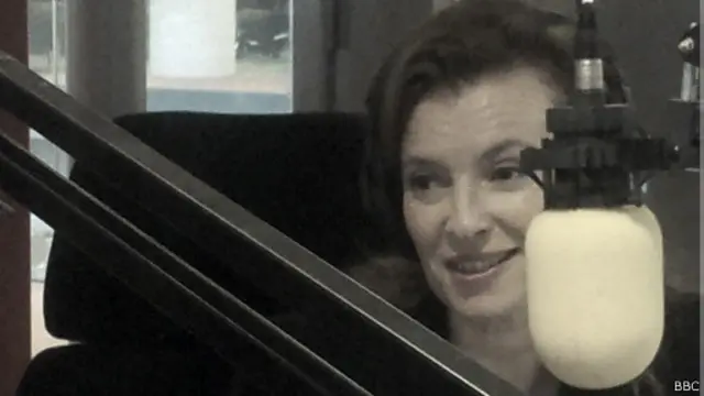 VT : "Non, c’était pour me reconstruire moi. Je lis sans arrêt « Si toutes les femmes trompées faisaient un livre, il n’y aurait plus de forêt". Ok, très bien. Mais quelle femme a été répudiée en 18 mots à échelle planétaire ? Est-ce que vous pouvez l’en citer une seule ? Aucune, aucune. Ce que j’ai vécu a été d’une grande violence. Le monde entier en a parlé. Aujourd’hui le monde entier parle de mon livre. Oui, j’ai besoin d’une réparation à échelle planétaire".