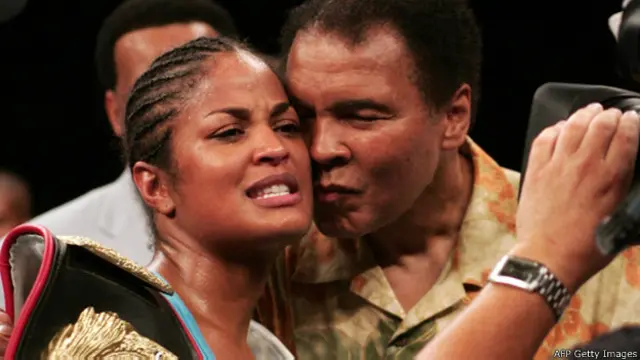 Лайла Али после очередной победы. Ее поздравляет отец - Мохаммед Али. 2005 г.