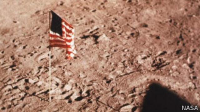 La bandera estadounidense en la Luna, una de las fotos más icónicas de las misiones Apolo. 