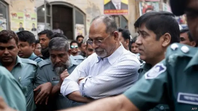 ألقي القبض على صديق بعد تسليم نفسه للشرطة