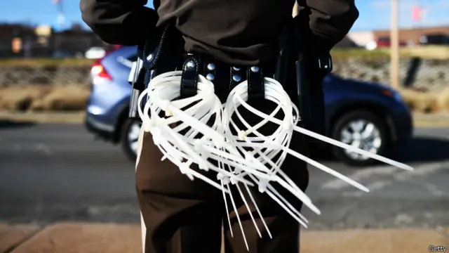 полицейский с наручниками 