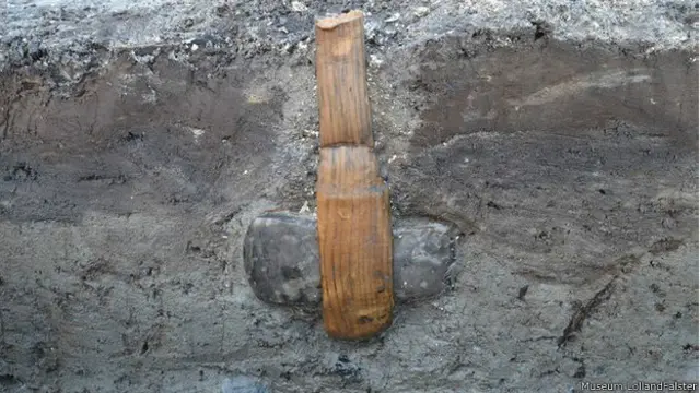 кам'яна сокира