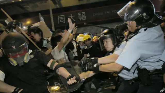 當地時間周三（26日）凌晨，示威者繼續與警方對峙。