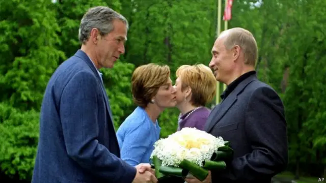 "Дружба дружбой, а табачок врозь", - предупреждал Владимир Путин бизнесменов в 2002 году. В те времена, когда Джордж Буш еще видел в его глазах душу