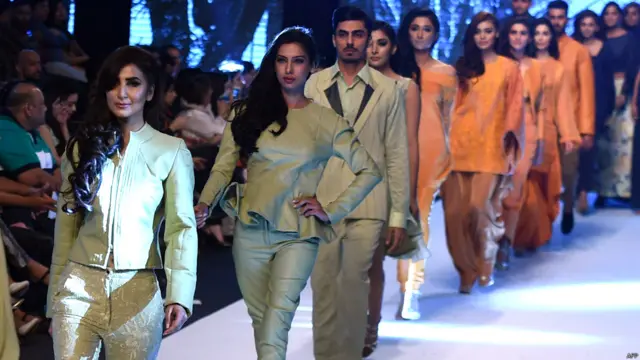 سوبہ سندھ کے شہر کراچی میں تین روزہ پاکستان فیشن ویک کا آغاز ہوا ہے۔ اس میں ملک کے مشہور ڈیزائنرز اپنی ملبوسات کی نمائش کریں گے۔ اس تصویر میں ڈیزائنر اشتیاق افضل خان کے ملبوسات پیش کیے جا رہے ہیں۔ 