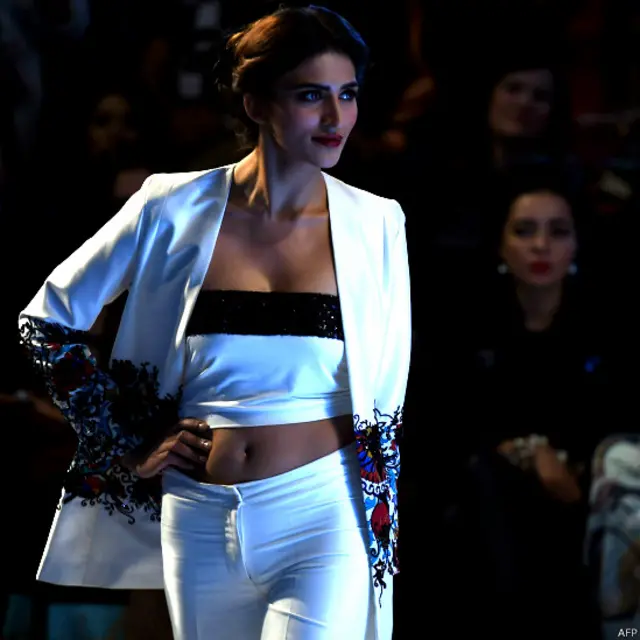 پہلے روز آمنہ عقیل اور اشتیاق افضل کے علاوہ لیوائز، عائشہ فاروق ہاشوانی اور ظہیر عباس نے بھی ملبوسات کی نمائش کی۔ 