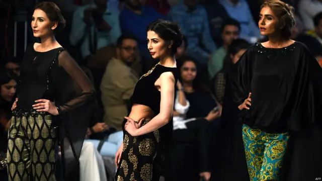 سوشل میڈیا پر پاکستان فیشن ویک کی بڑی دھوم ہے اور FPWAW14 کا ہیش ٹیگ بھی کافی مشہور رہا ہے۔ 