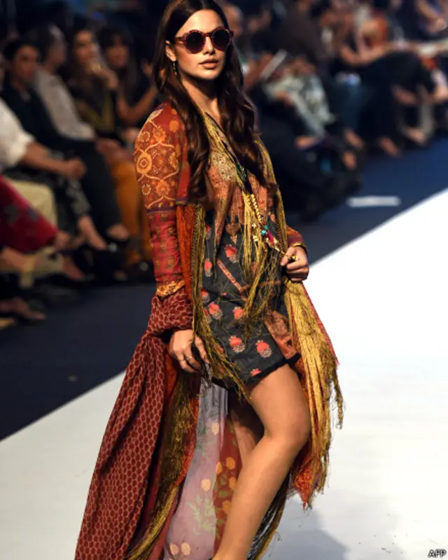 پہلے روز ثنا صفیناز نے بھی اپنے ملبوسات پیش کیے جن کو لوگوں نے بہت سراہا۔ 