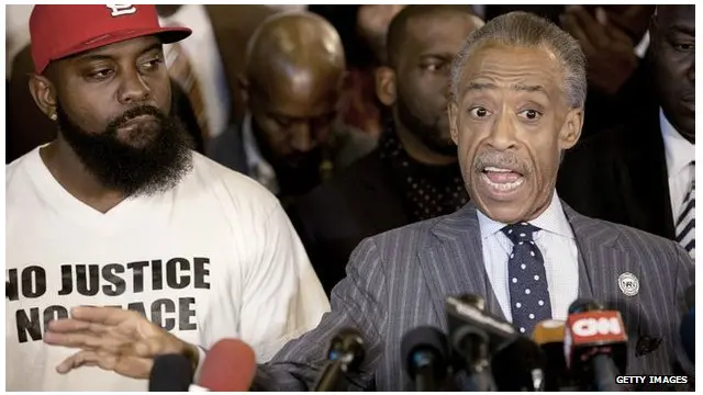 ال شارپتون از رهبران فعال در حقوق مدنی در کنفرانس خبری خانواده براون گفت تصمیم دادستان برای اعلام رای هیئت منصفه در شامگاه دوشنبه "غیرمسئولانه" بوده است.