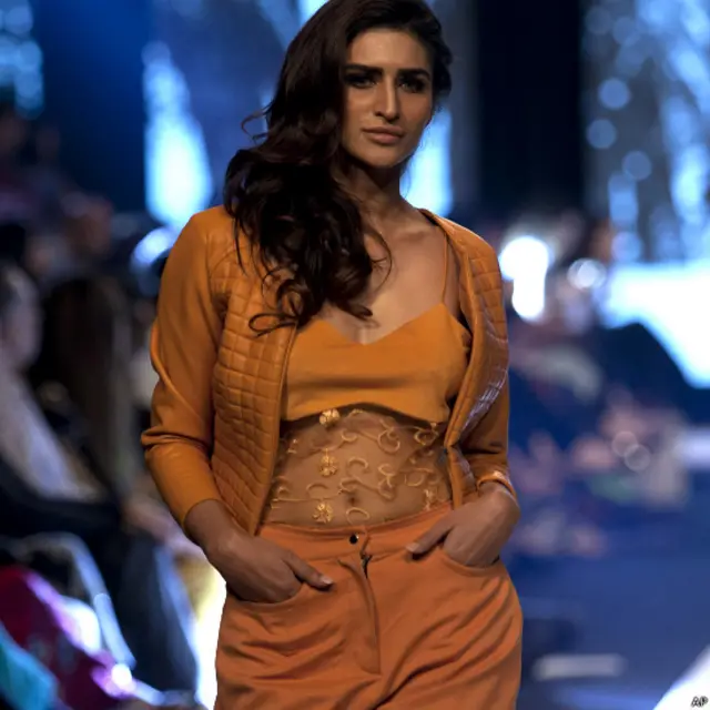 تیسرا ایوارڈ بہترین کلیکشن کا ہو گا۔ تیسرے ایوارڈ کا فیصلہ فیس بک پر ووٹنگ کے ذریعے کیا جائے گا۔ 