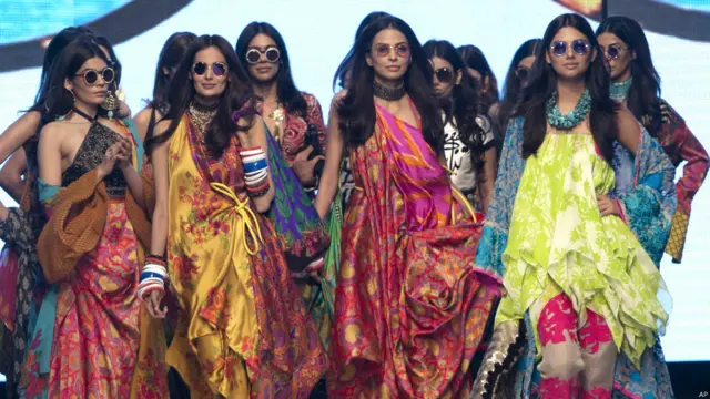 فیشن بلاگر آمنہ عیسانی نے ٹویٹ میں کہا کہ فیشن ویک کی اب تک کی سب سے کمال کی بات نبیلہ کے بنائے ہوئے بال ہیں۔ 