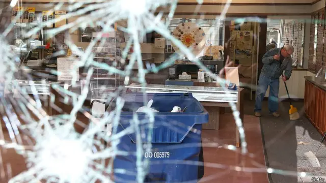 Sejumlah toko dijarah dan beberapa bangunan juga dibakar. 