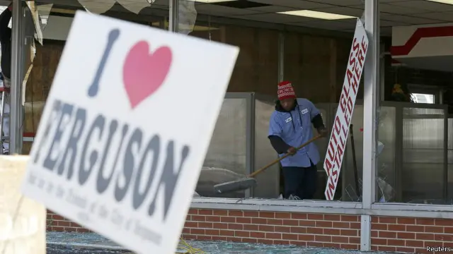 بدأ سكان المدينة حملة لتنظيف شوارعهم ومحلاتهم بعد اندلاع اعمال الشغب الاثنين.