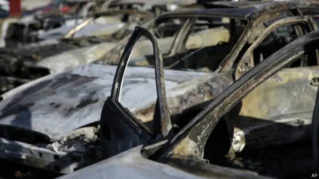 Sejumlah mobil dibakar setelah juri memutuskan polisi Darren Willson bebas dakwaan. 