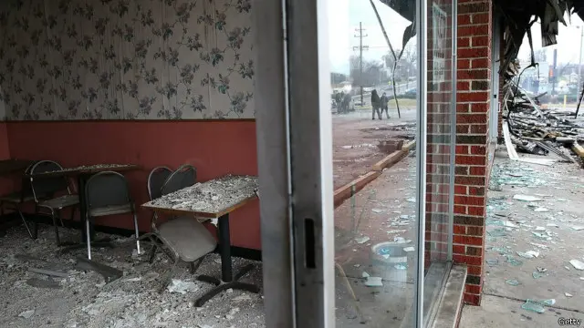 أطلقت الشرطة الغاز المسيل للدموع وقنابل الصوت لتفريق المتظاهرين.